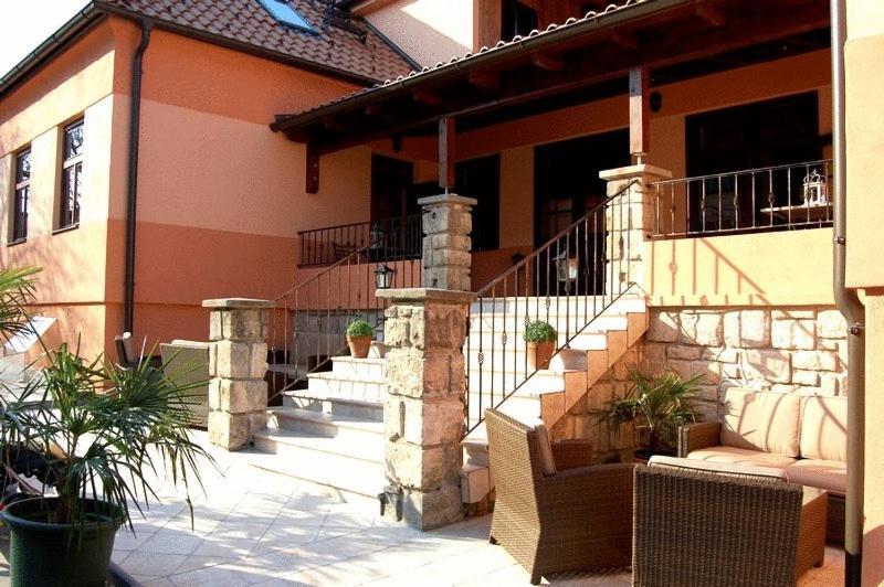 Gut Zentgraf Hotel Mörbisch am See Exterior foto
